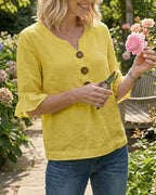 Sofía | Blusa lisa de algodón y lino con botones de madera y volantes