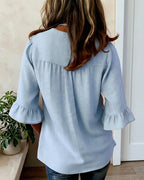 Sofía | Blusa lisa de algodón y lino con botones de madera y volantes